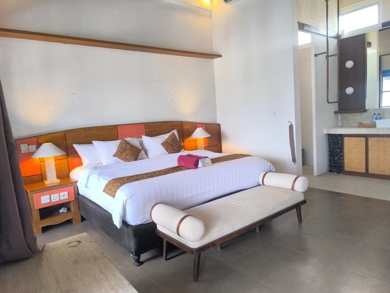 Dobbeltrom – deluxe, 1 kingsize-seng, sjøutsikt | Sengetøy av topp kvalitet, senger med overmadrass og minibar