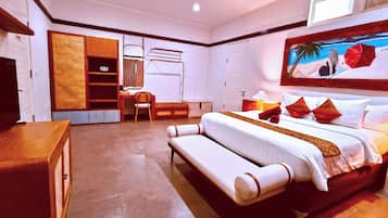 Chambre Deluxe, 1 trÚs grand lit, vue piscine | Literie de qualité supérieure, surmatelas, minibar