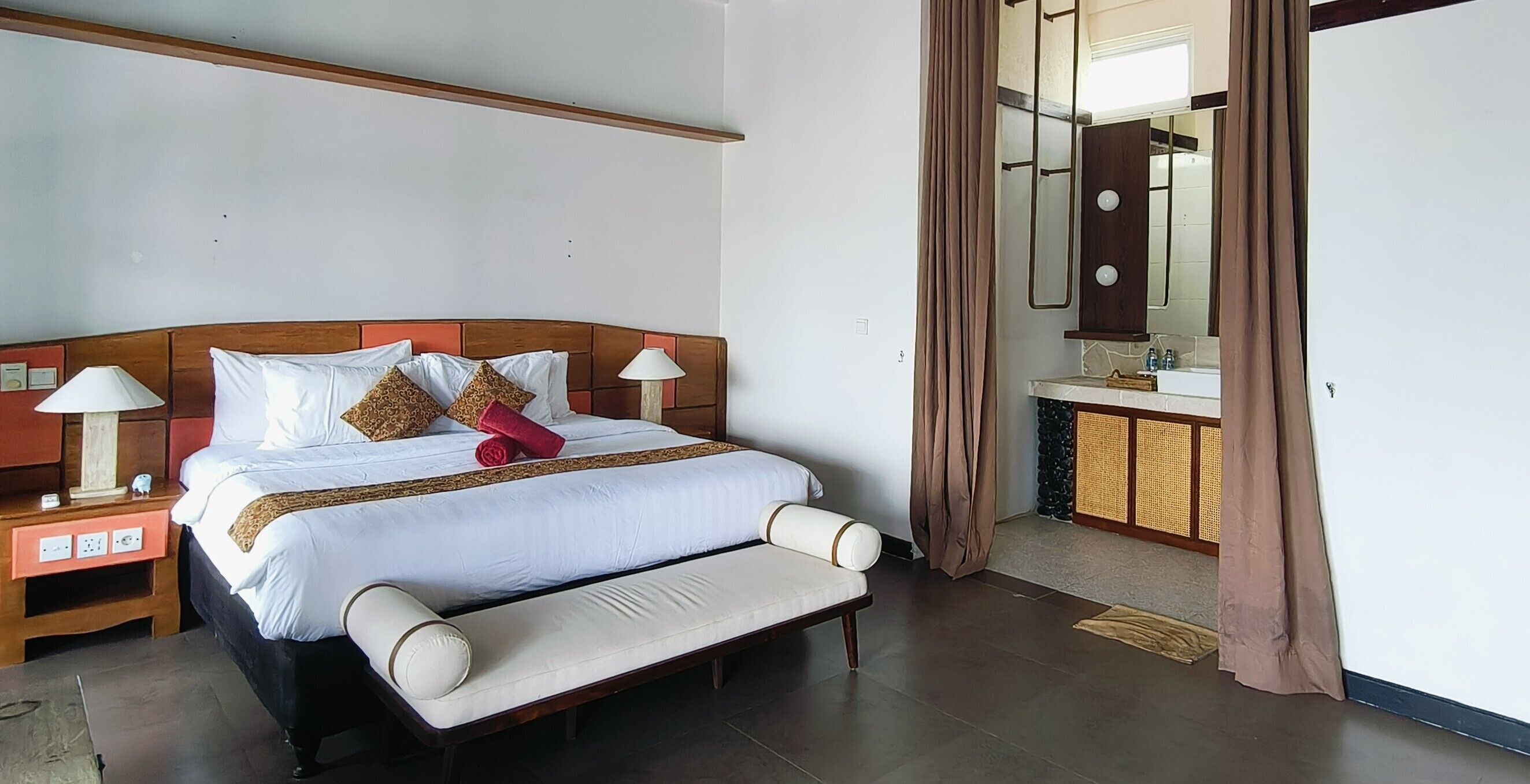 Deluxe Double Room, 1 King Bed, Sea View | Premium bedding, pillowtop beds, minibar, in-room safe