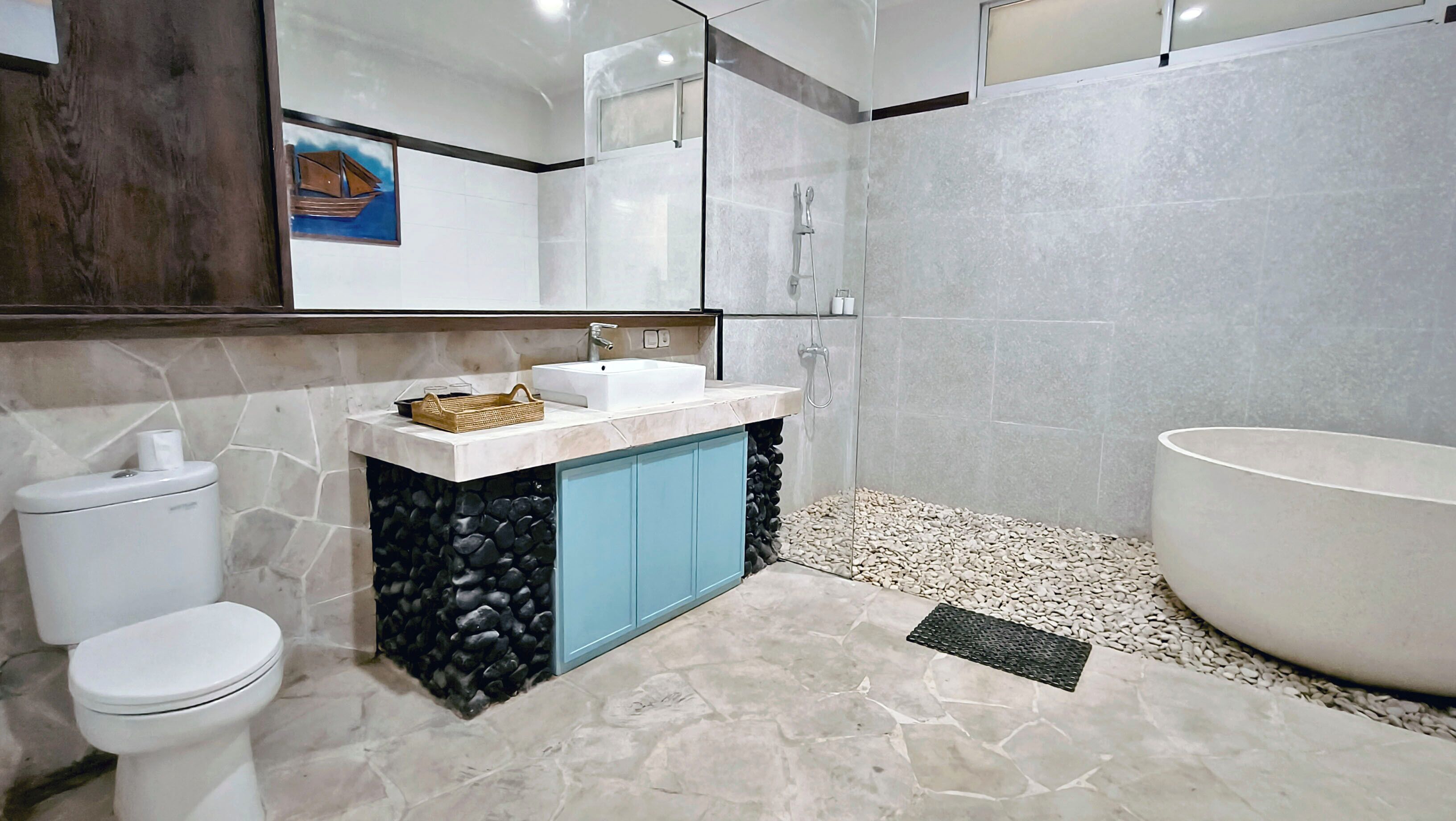 deluxe triple room | bathroom | separate bathtub and shower, jetted bath, rainfall showerhead