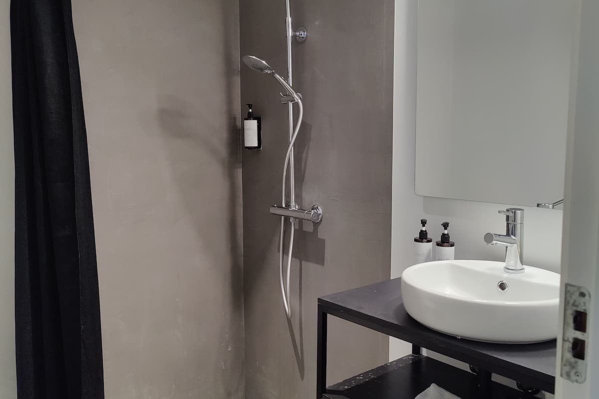 double room | bathroom | shower, eco-friendly toiletries, hair dryer, towels