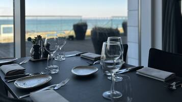 Der serveres morgenmad, frokost og aftensmad med havudsigt