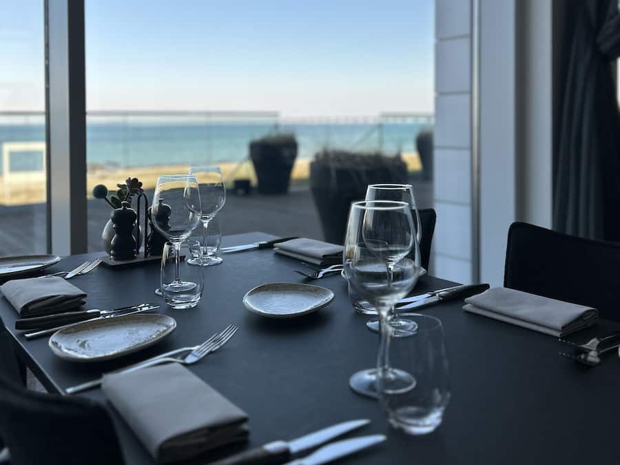 Frokost, lunsj og middag serveres, utsikt mot stranden