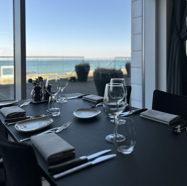 Breakfast, lunch, dinner served; beach views 