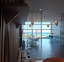 Se sirven desayunos, almuerzos y cenas; con vista a la playa