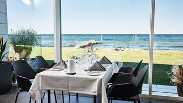 Serveert ontbijt, lunch, diner, strandzicht