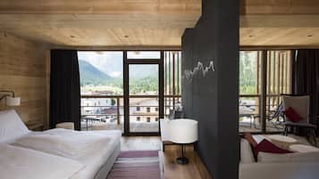 Panorama-suite - 2 soveværelser - bjergudsigt - ved bjerg | Allergivenligt sengetøj, minibar, pengeskab på værelset, skrivebord