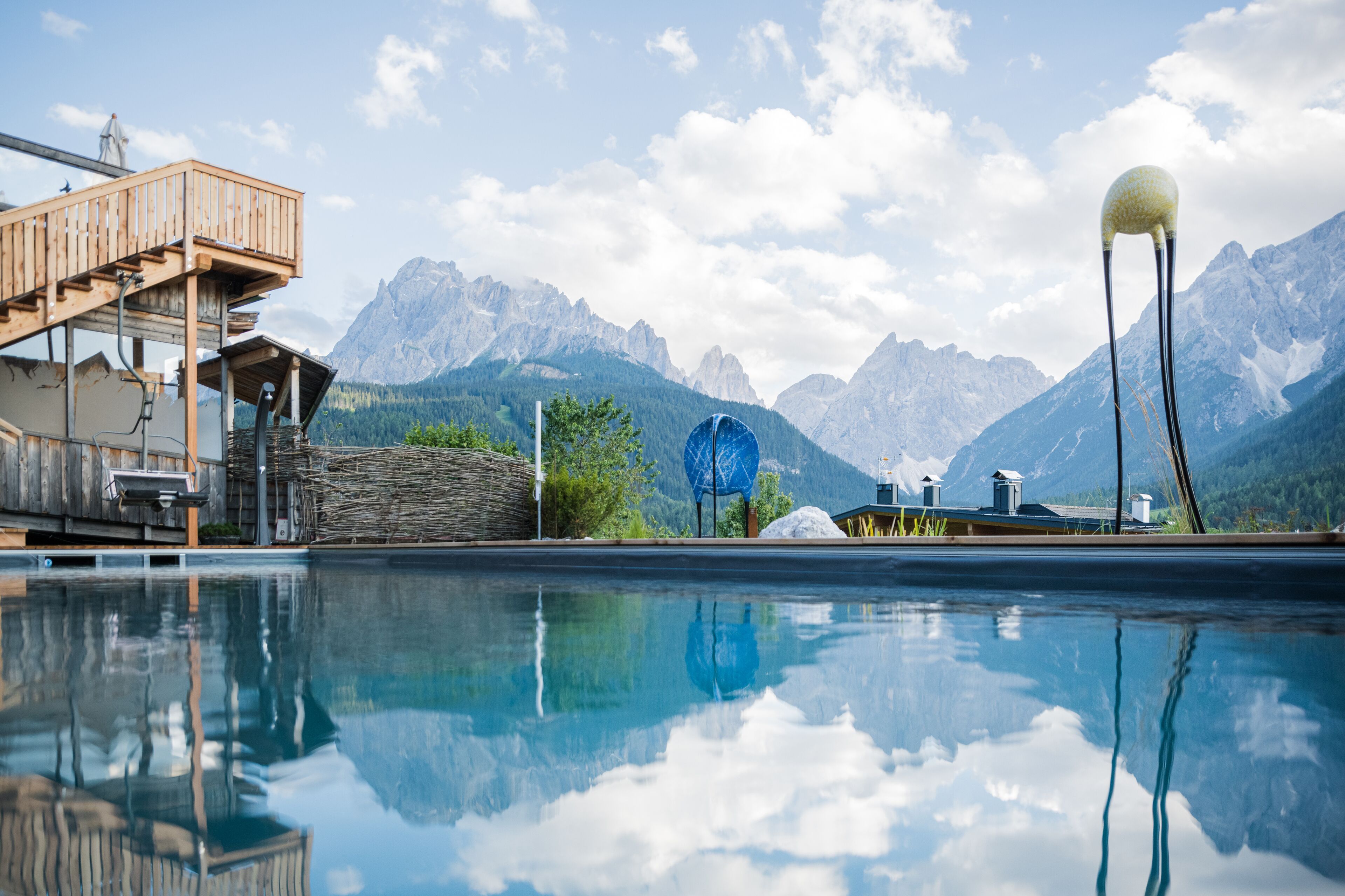 Piscine couverte, piscine extérieure, parasols de plage, chaises longues