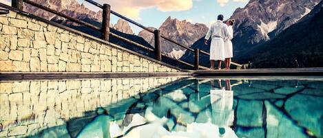 Piscine couverte, piscine extérieure, parasols de plage, chaises longues