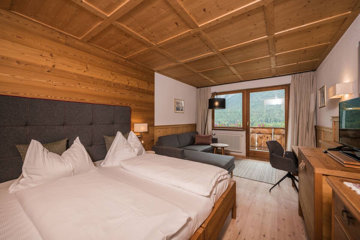 Superior Room | Hypo-allergenic bedding available, minibar, in-room safe, desk