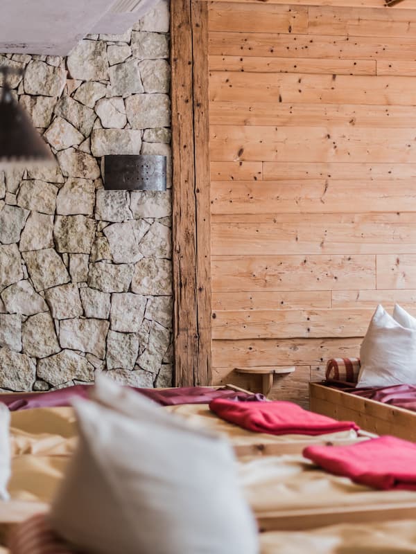 Sauna, hot tub, steam room, Turkish bath/hammam, body treatments