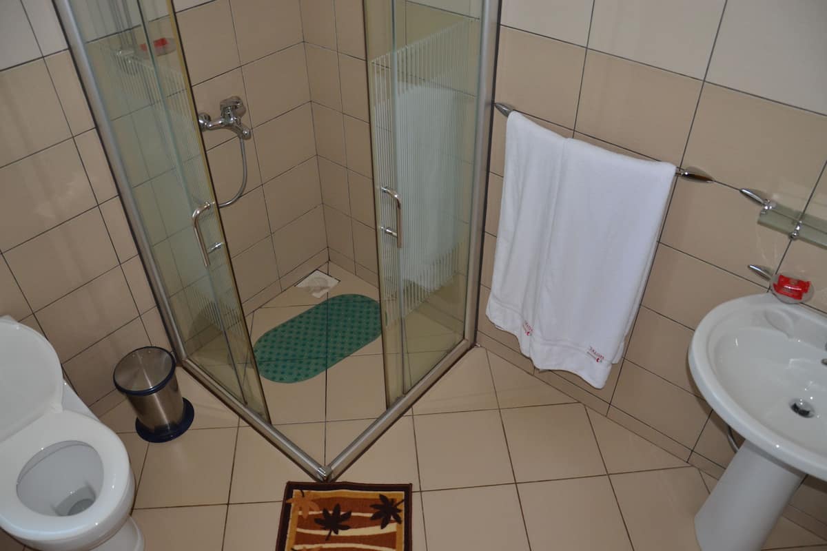 Shower, rainfall showerhead, free toiletries, slippers