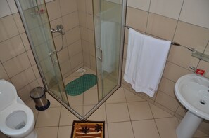 Dusj, regndusjhode, toalettartikler (inkludert) og tøfler