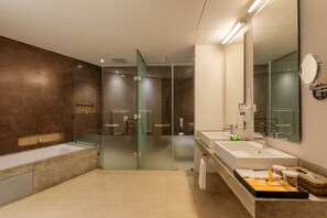 Premium Family Residence Suite | Bathroom | Shower, free toiletries, hair dryer, towels - Amaya Beach Pasikudah (Pasikuda)