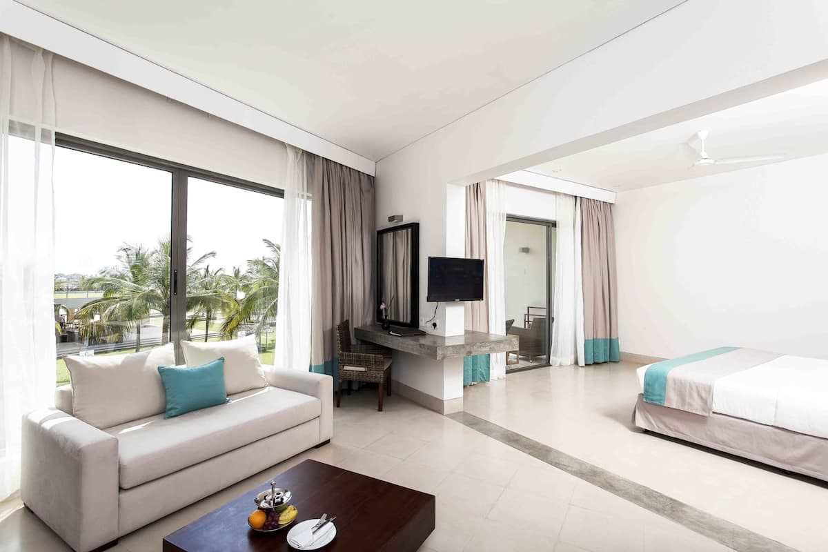 deluxe suite | living area | 32-inch lcd tv with satellite channels, tv