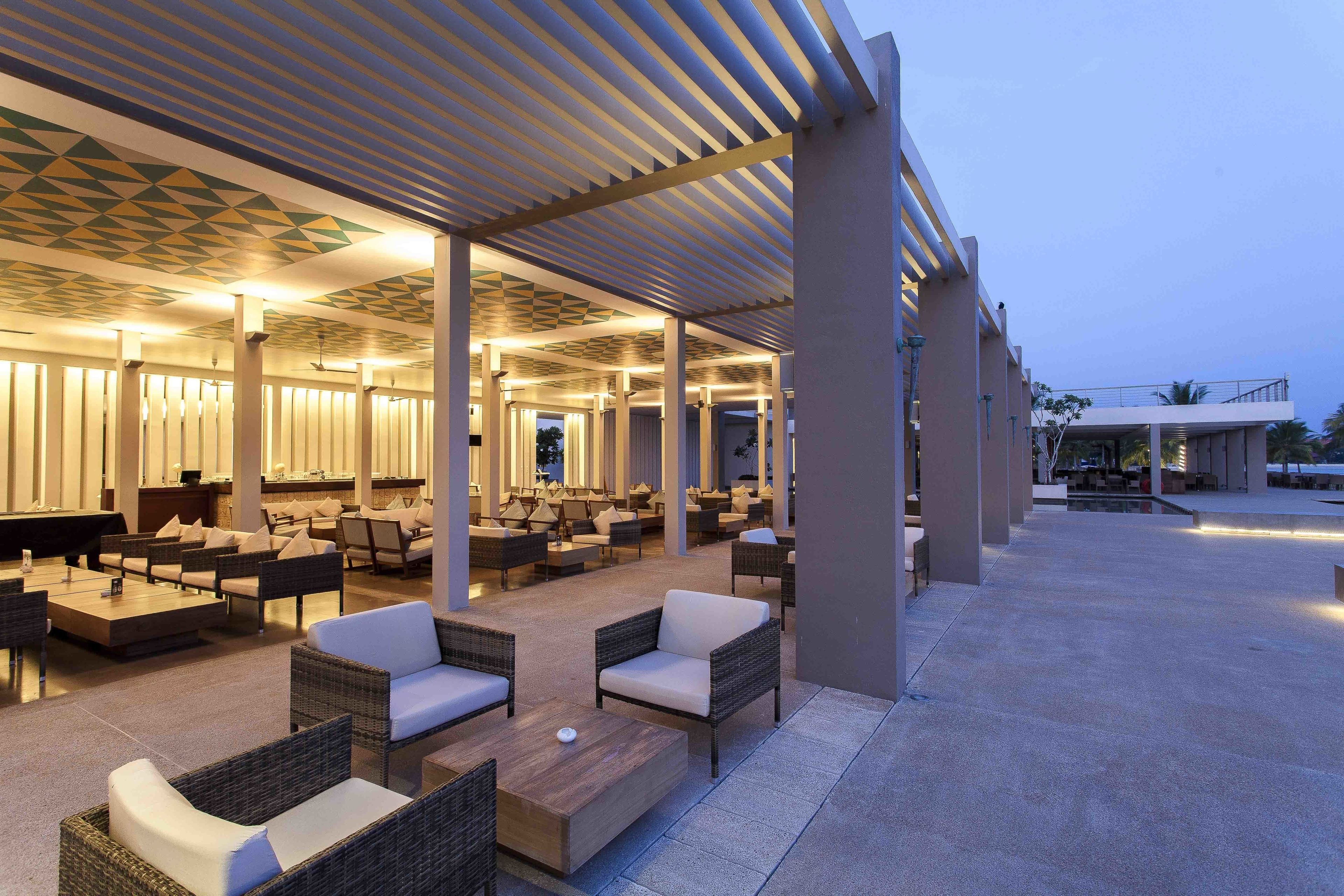 2 bars/lounges, poolside bar, beach bar