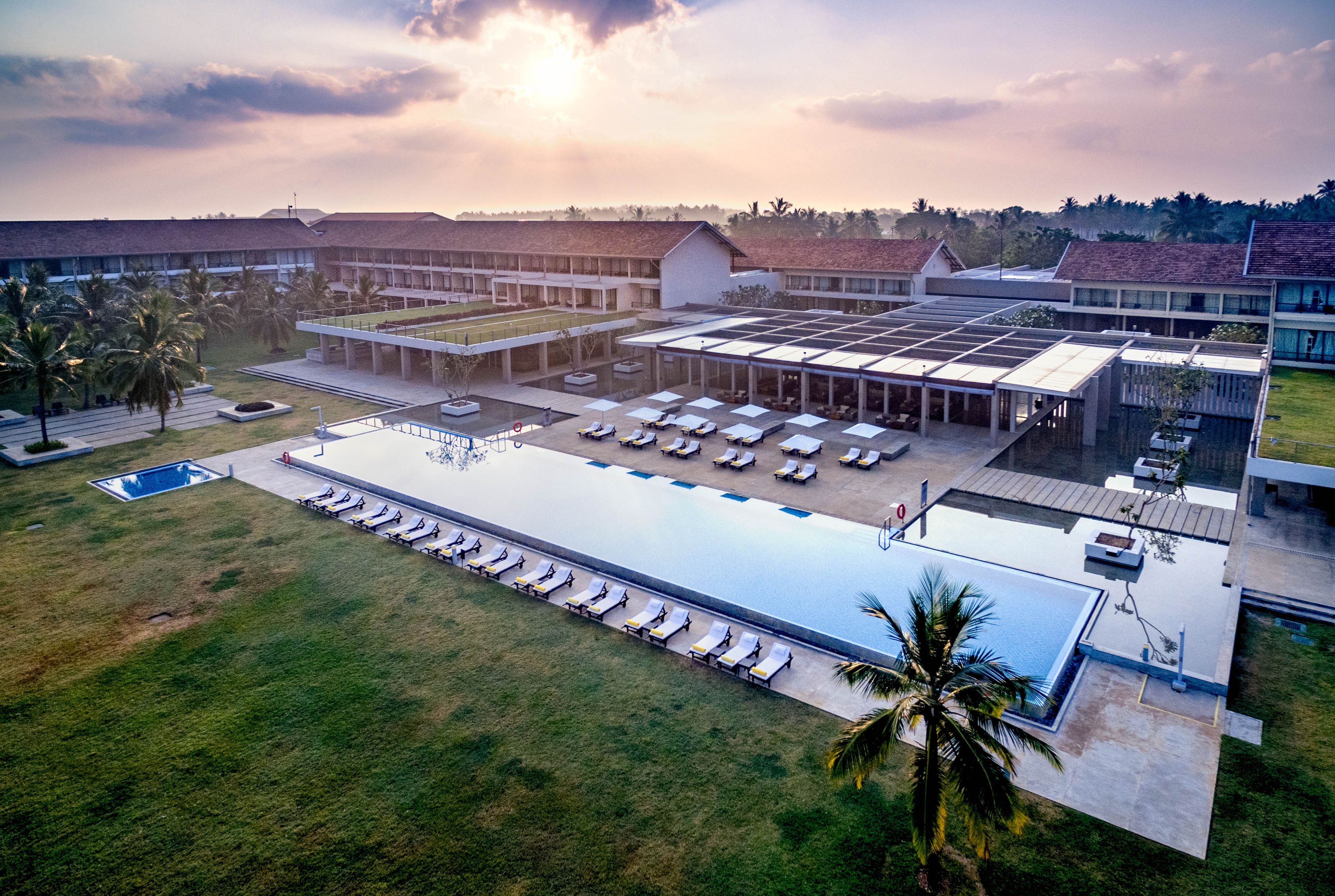 Außenpool, Sonnenschirme, Liegestühle