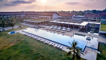 AuĂenpool, Sonnenschirme, LiegestĂŒhle