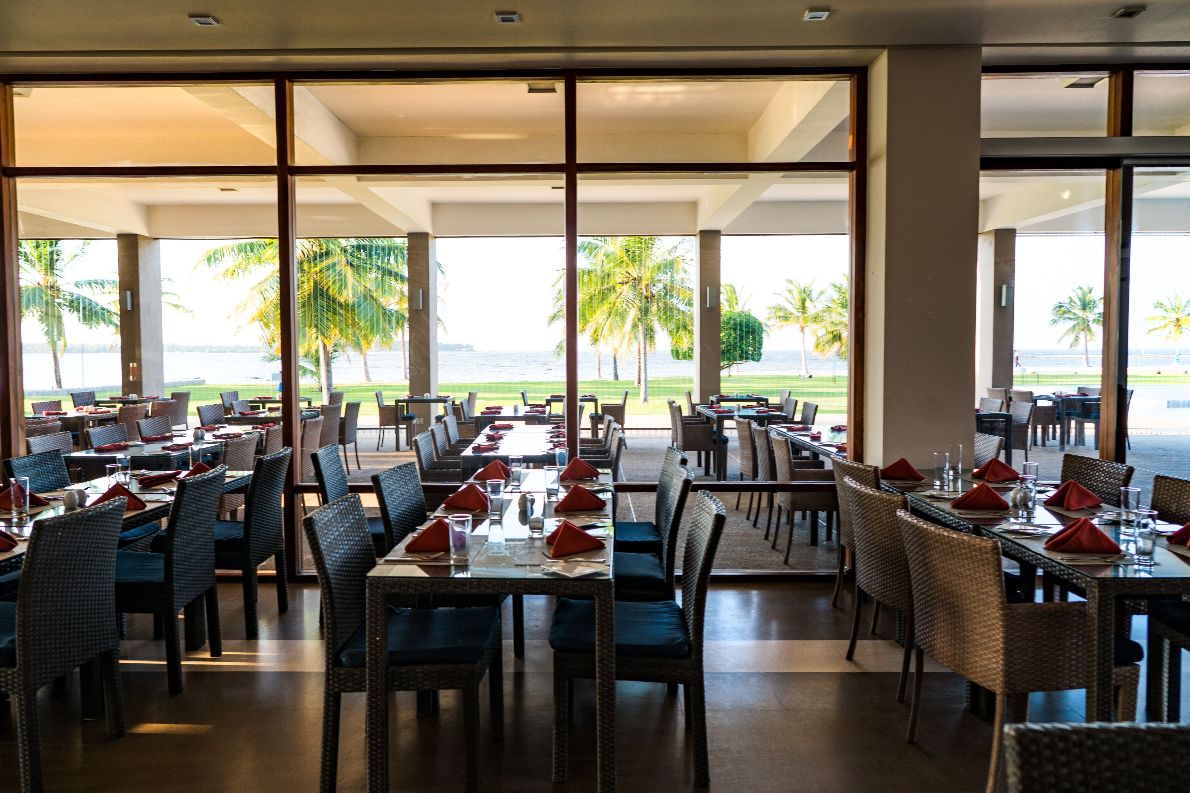 3 restaurants, breakfast, lunch, dinner served; international cuisine