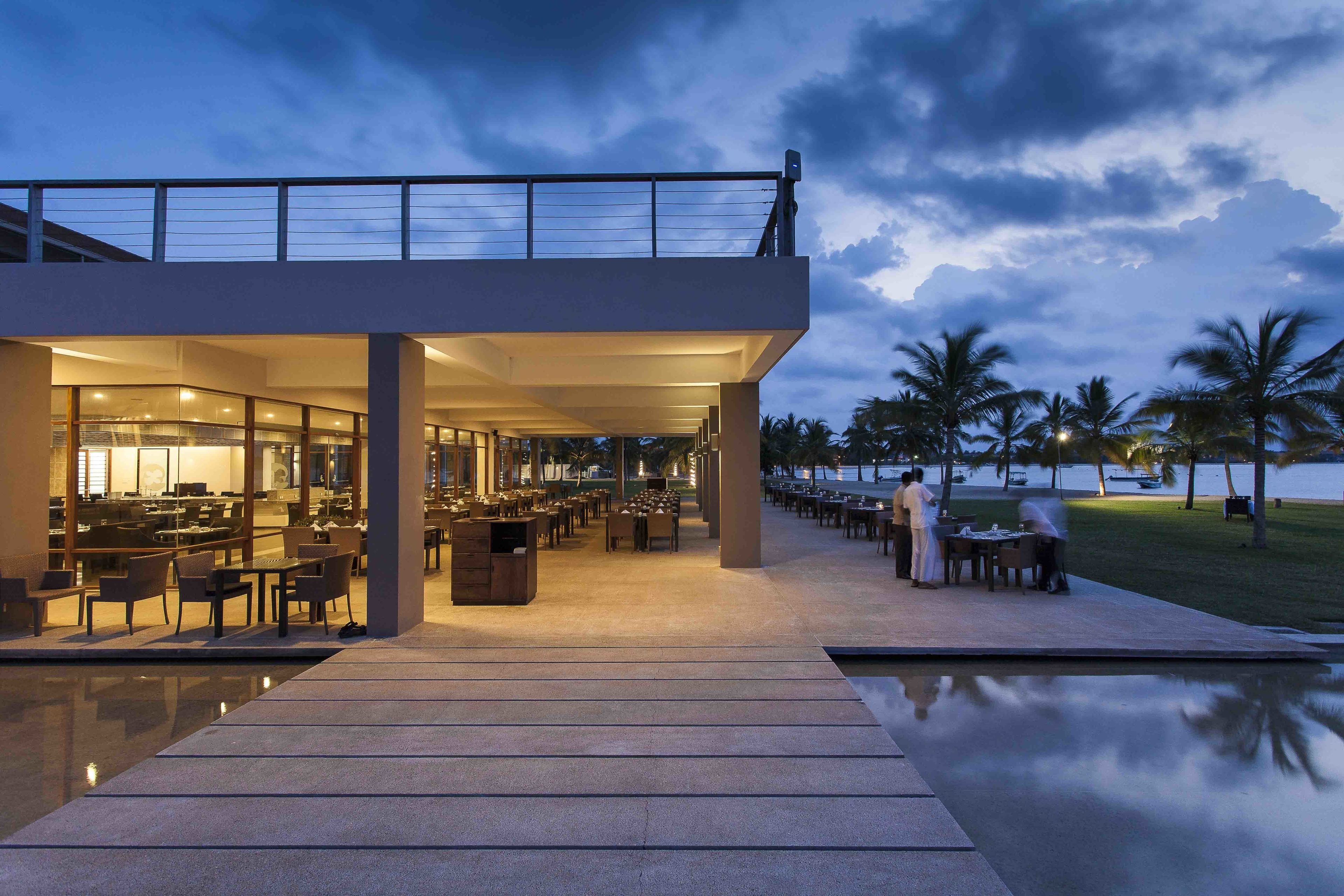 3 restaurants, breakfast, lunch, dinner served; international cuisine 