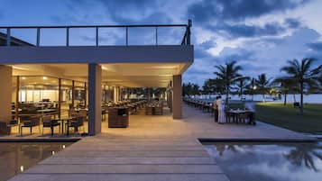 3 restaurantes; se sirve desayuno, almuerzo y cena; cocina internacional