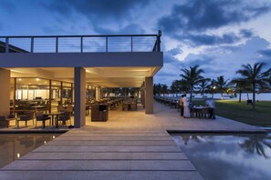 3 restaurantes, se sirven desayunos, comidas y cocina internacional