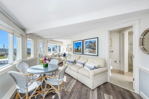 جناح - غرفة نوم واحدة - منظر للحديقة | ملاءات للفراش لا تسبب الحساسية ومساحة عمل للكمبيوتر المحمول