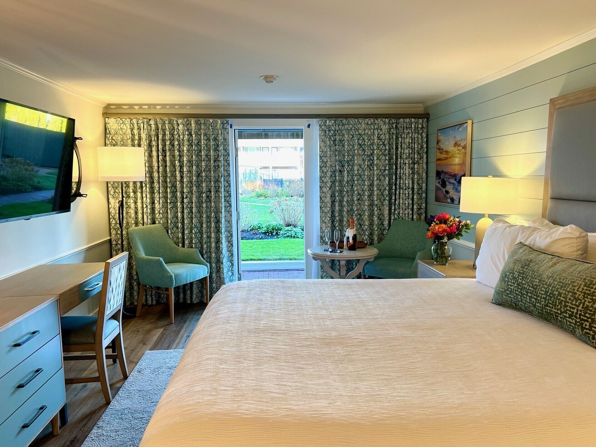 Premium Room, 1 King Bed, Patio, Garden View | Hypo-allergenic bedding, laptop workspace, iron/ironing board, free WiFi