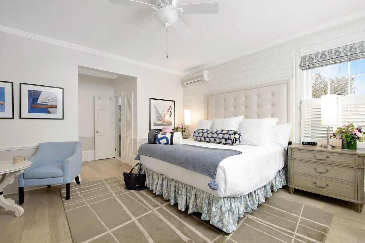 Grand Room, 1 King Bed, Vineyard View | 1 bedroom, hypo-allergenic bedding, laptop workspace, iron/ironing board