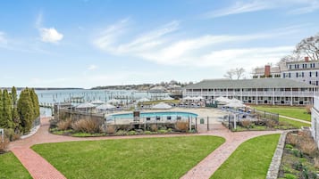 Sæsonbestemt udendørs pool, åben fra kl. 08.00 til kl. 19.30, parasoller