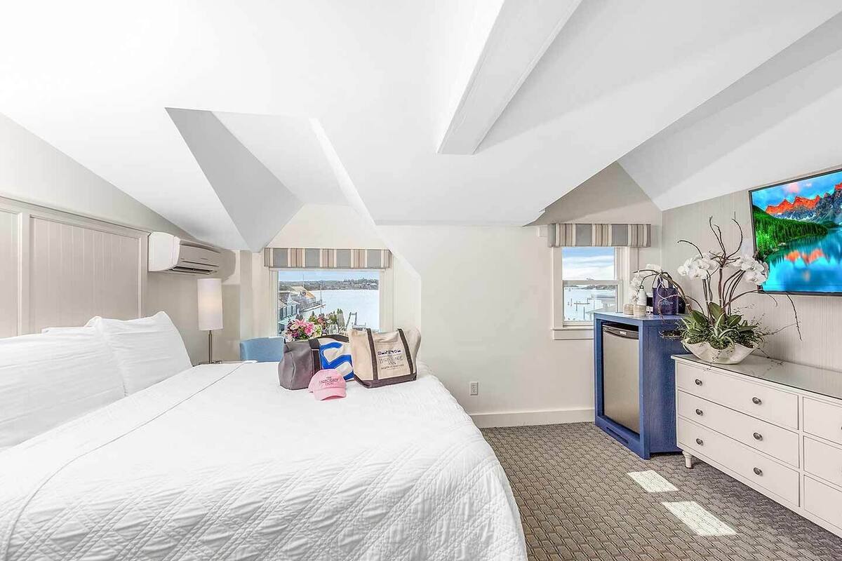 Habitación tradicional, 1 cama King size, vista al puerto | Ropa de cama hipoalergénica y espacio para trabajar con laptop 