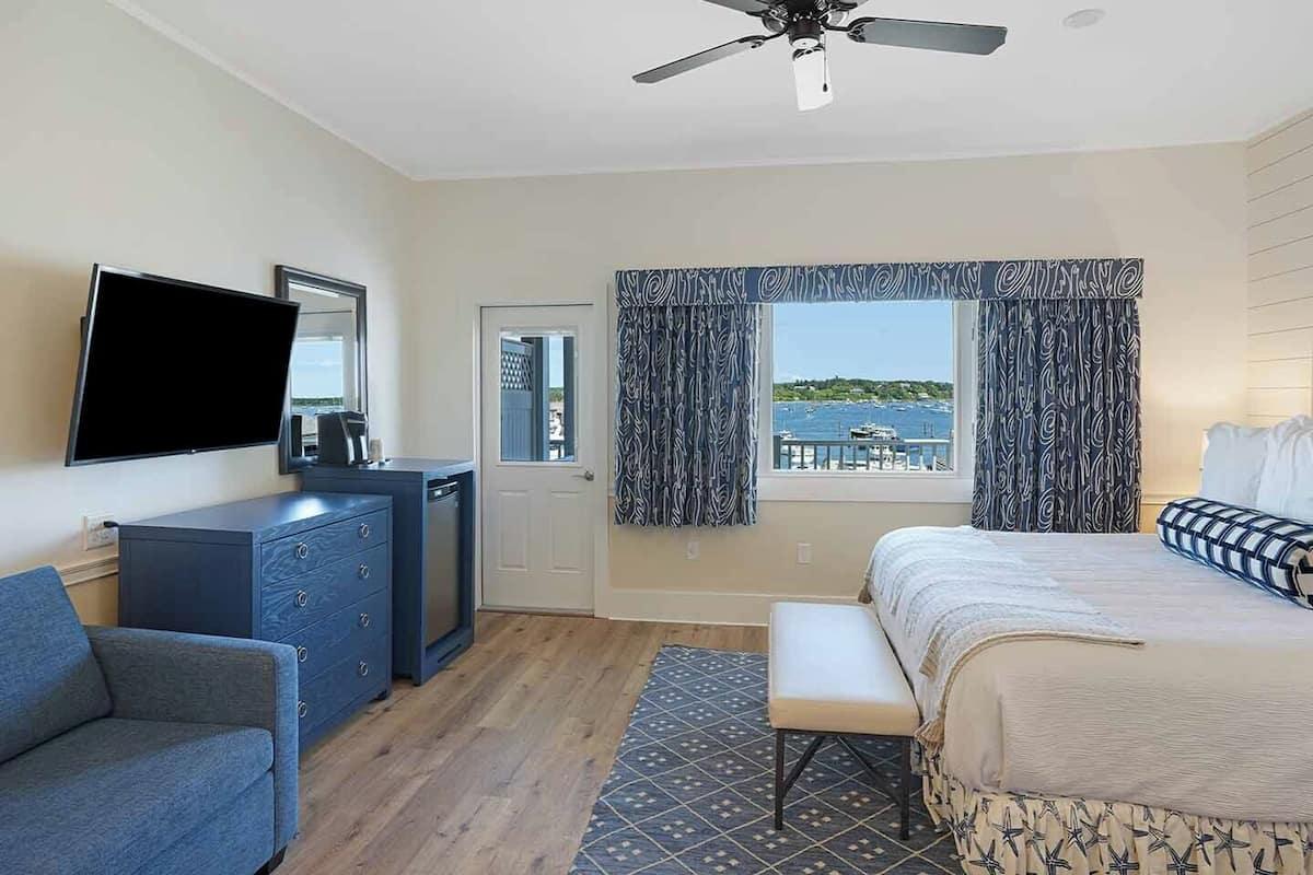 Habitación Grand, 1 cama King size, balcón, vista al puerto | Ropa de cama hipoalergénica y espacio para trabajar con laptop 