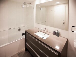 Departamento Confort, torre | Baño | Tina con regadera, amenidades de baño gratuitas, secadora de cabello 
