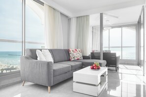 Apartamento familiar, vistas a la playa | Zona de estar | Una televisión, un reproductor de DVD