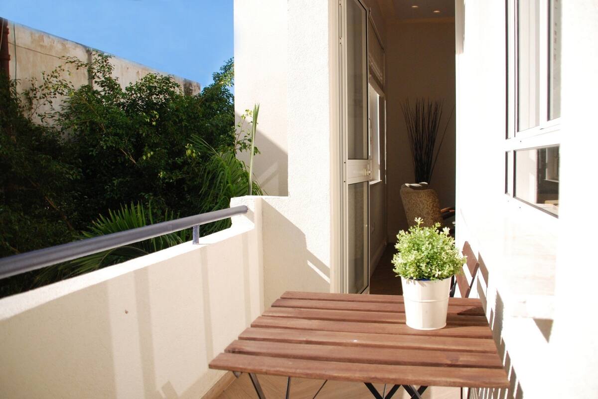 City Apartment, 2 Bedrooms, Balcony (King George St 74) | Balcony
