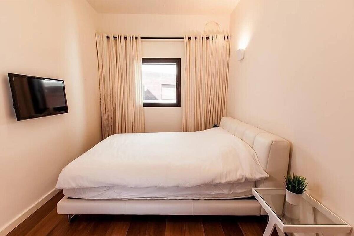 Apartamento, 1 habitación (Dizengoff St 96) | 2 dormitorios, cortinas opacas, tabla de planchar con plancha