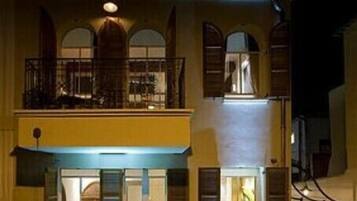 Căn hộ, tầng trệt | Mặt tiền nơi lưu trú - ban đêm