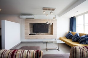 Deluxe 1 Bedroom Apartment | Living area | 32-inch flat-screen TV with cable channels, TV, DVD player - Galare Thong Tower (Chiang Mai)