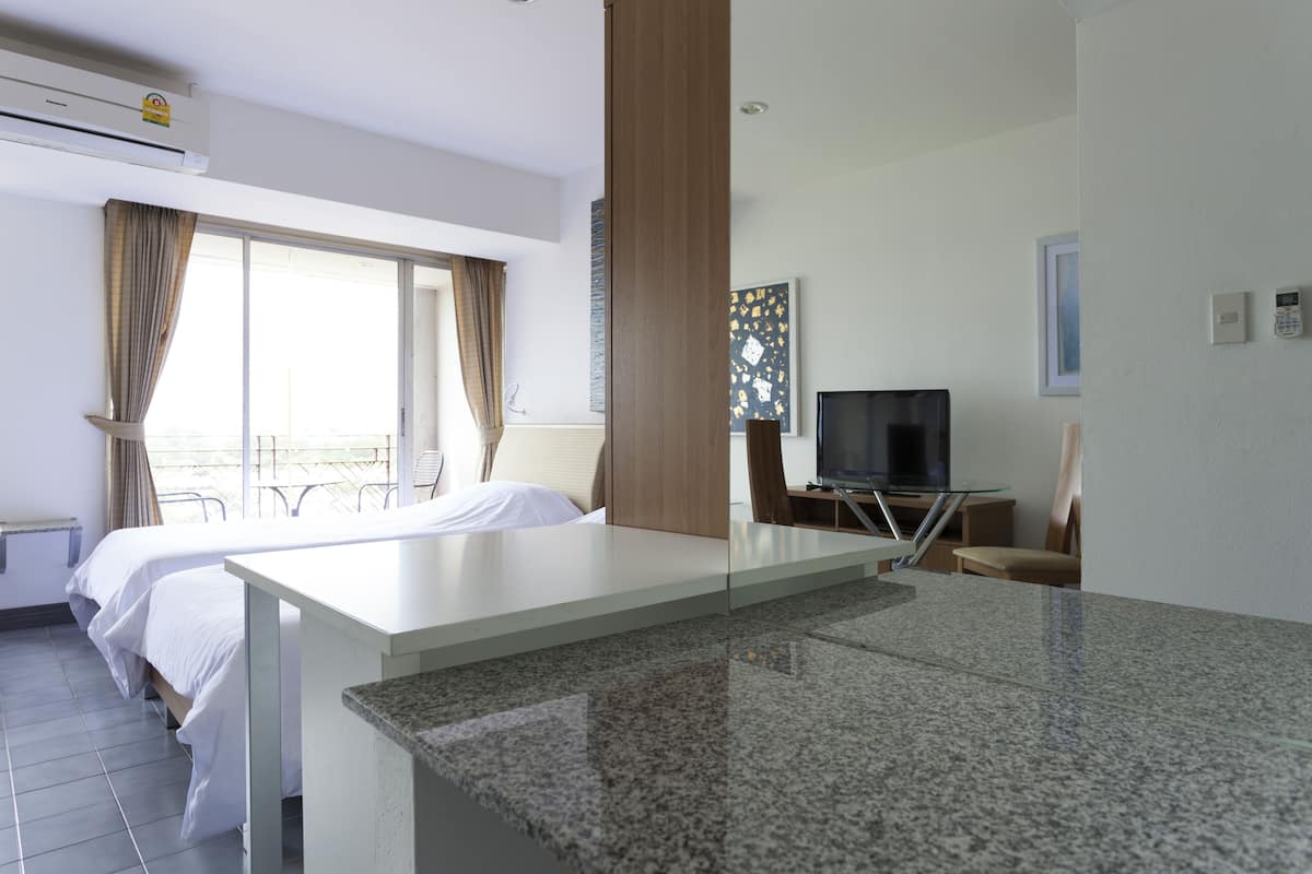 Standard room with Kitchen | Brankas, tirai kedap cahaya, dan tempat tidur lipat/tambahan