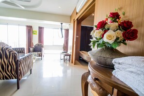 Deluxe 1 Bedroom Apartment | Living room | 32-inch flat-screen TV with cable channels, TV, DVD player - Galare Thong Tower (Chiang Mai)