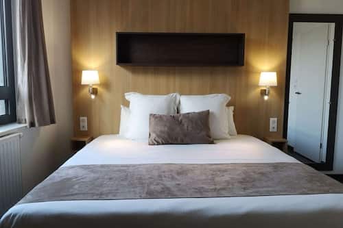 Studio (Excellence) | Premium bedding, desk, blackout drapes, soundproofing