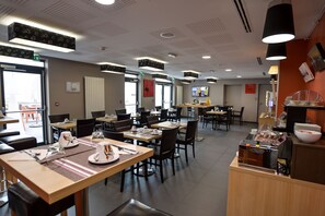 Desayuno buffet (EUR 13.5 por persona)