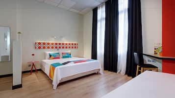 Una habitación de hotel moderna con cama, escritorio y silla.