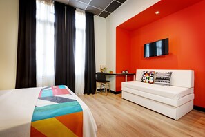 Comfort kamer (Cozy ) | Woonruimte | Een 32-inch ledtelevisie met digitale zenders, televisie en een mp3-dock