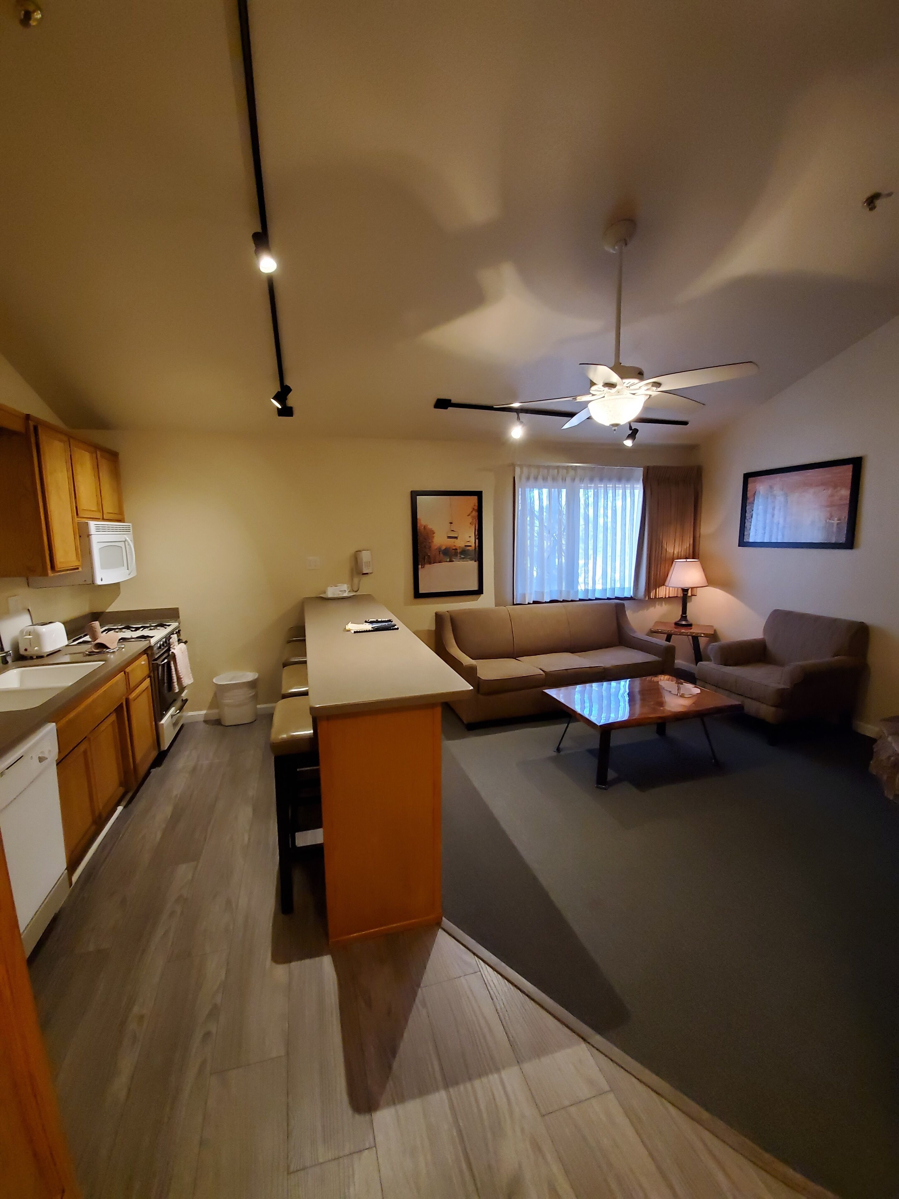 1 bedroom, king suite | private kitchen | full-sized fridge, microwave, stovetop, dishwasher