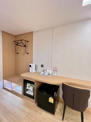 Hypo-allergenic bedding, in-room safe, desk, laptop workspace