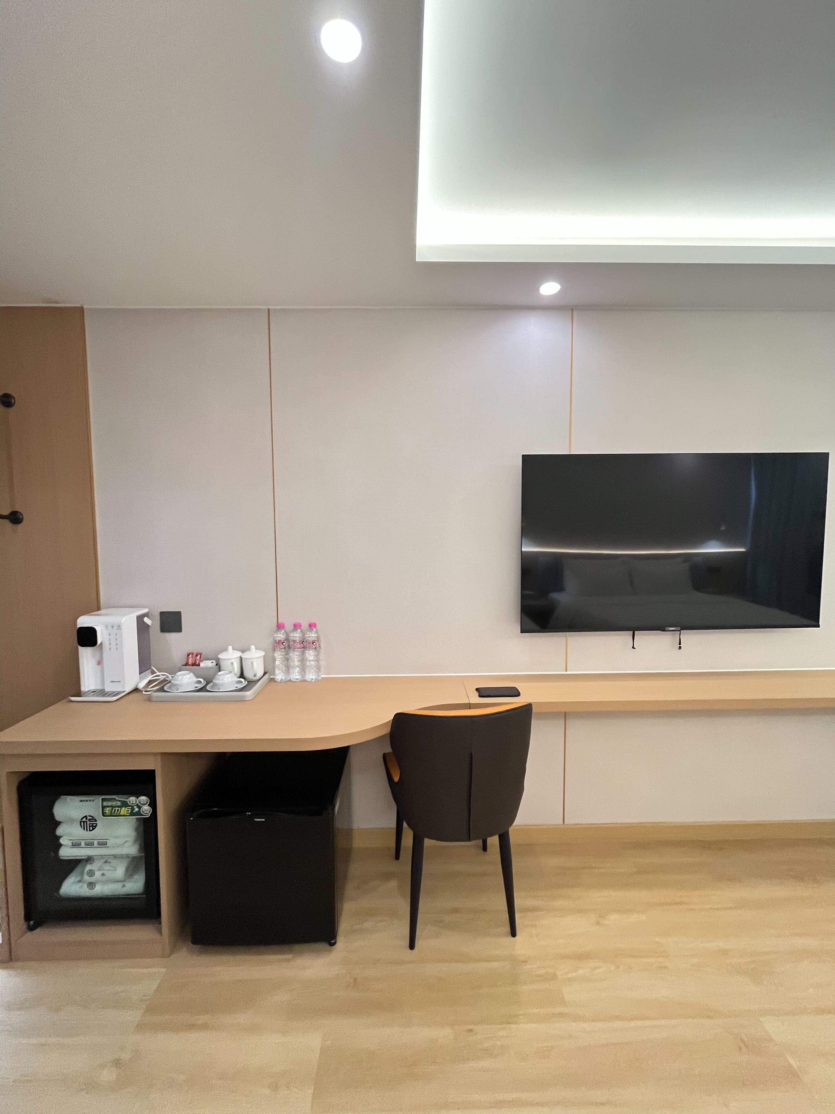 Bộ đồ giường kháng dị ứng, két bảo mật tại phòng, bàn 