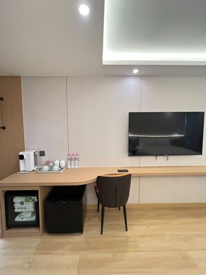 Ropa de cama hipoalergénica y caja de seguridad en la habitación 