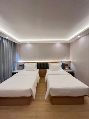 Deluxe Twin Room | Hypo-allergenic bedding, in-room safe, desk, laptop workspace - LNN OF YUNDUO (Bangkok)