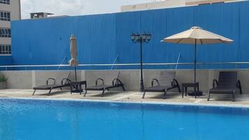 Hồ bơi ngoài trời